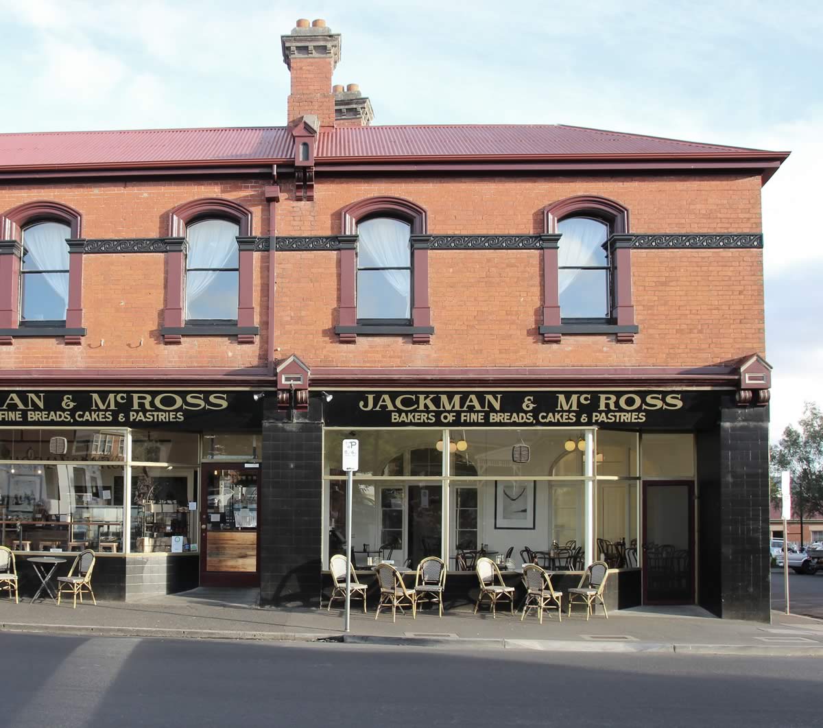 Jackman and McRoss is still a popular meeting place in Battery Point 2015